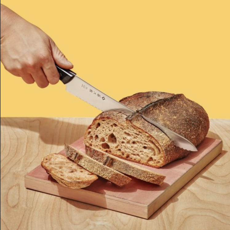 Bıçak ile ekmek kesmek